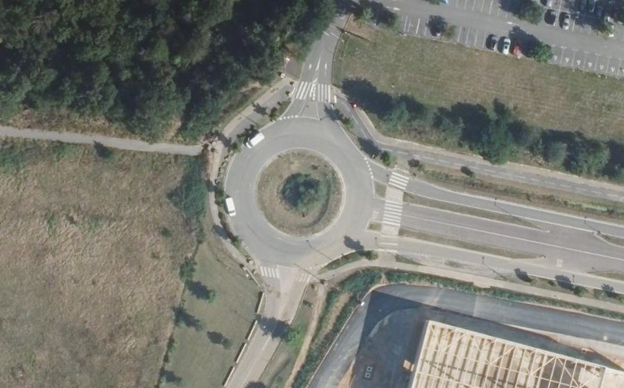 Vue aérienne du Rond-point anonyme n°218056345