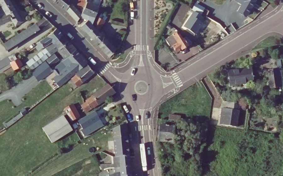 Vue aérienne du Rond-point anonyme n°218077462