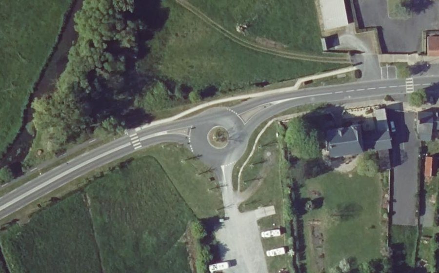 Vue aérienne du Rond-point anonyme n°218077465