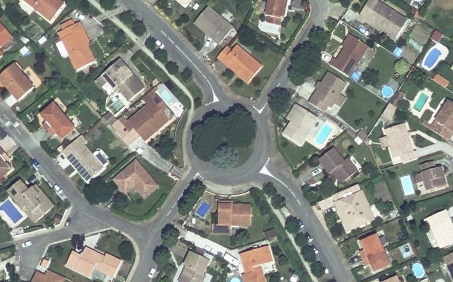 Vue aérienne du Rond-point anonyme n°218110699