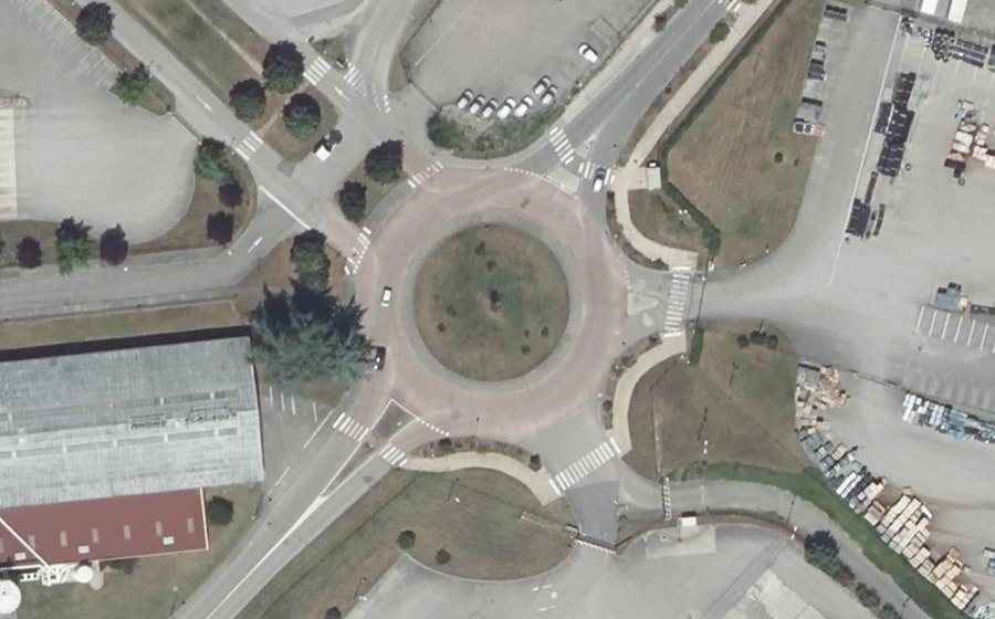 Vue aérienne du Rond-point anonyme n°218117673