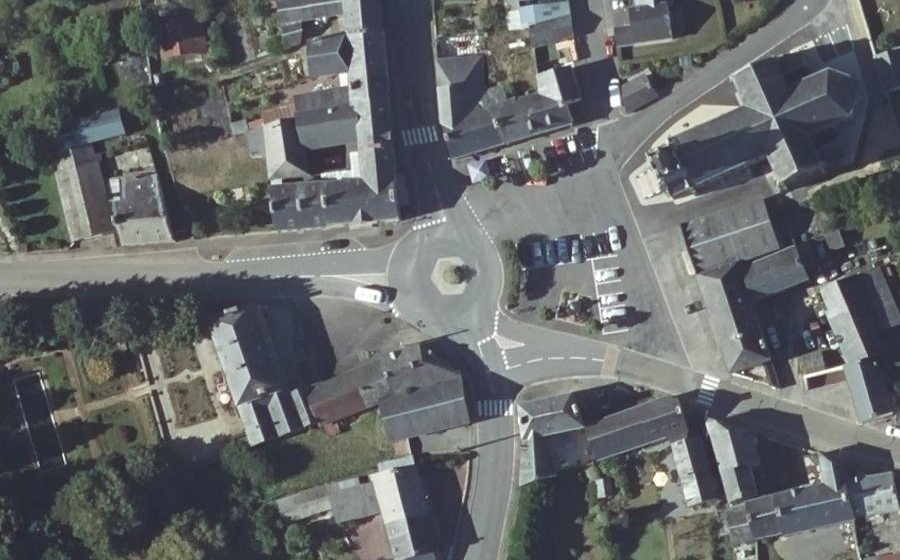 Vue aérienne du Rond-point anonyme n°218136899