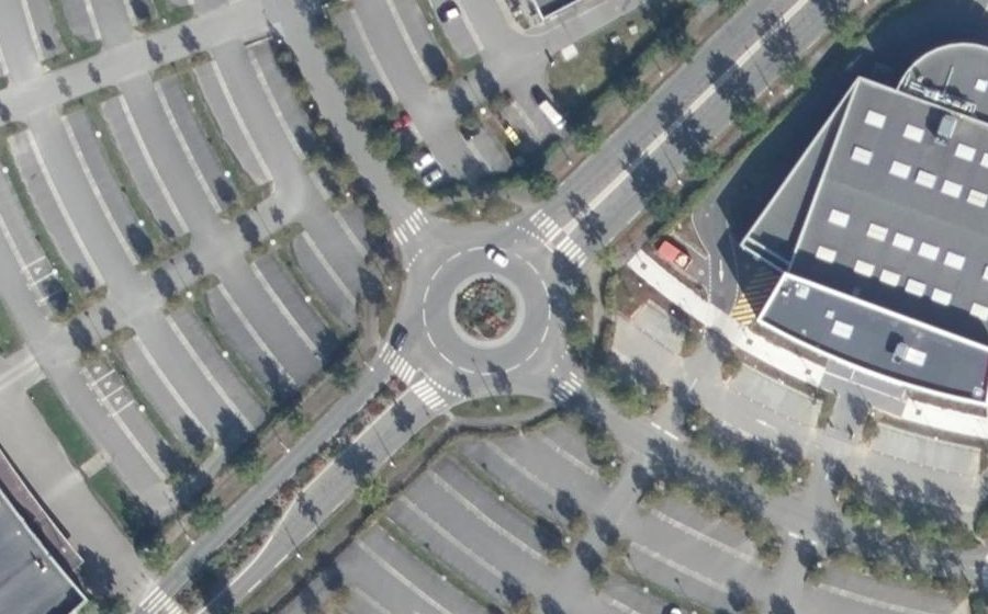 Vue aérienne du Rond-point anonyme n°218162260
