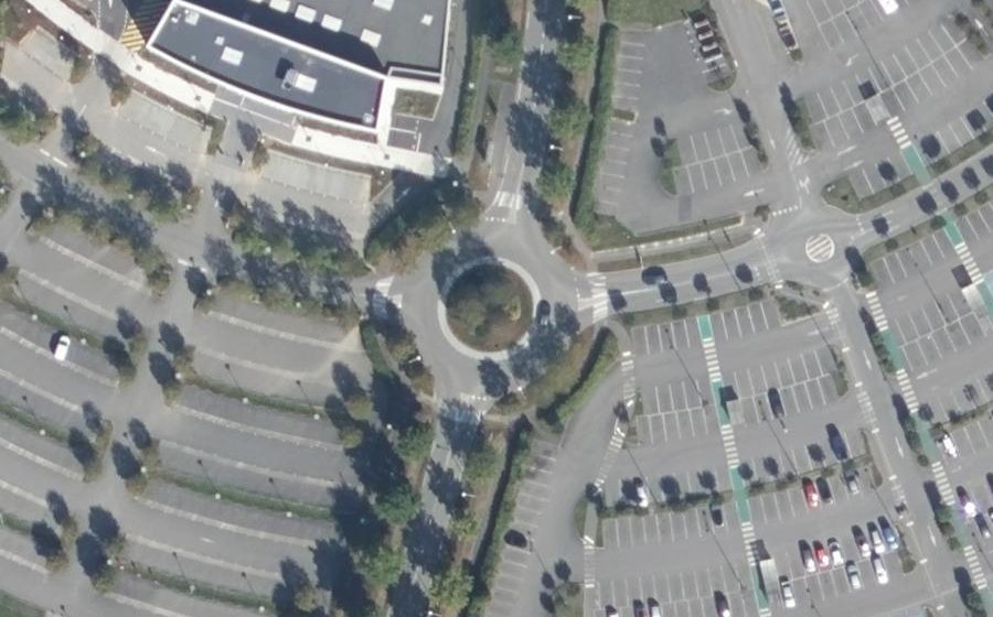 Vue aérienne du Rond-point anonyme n°218162261