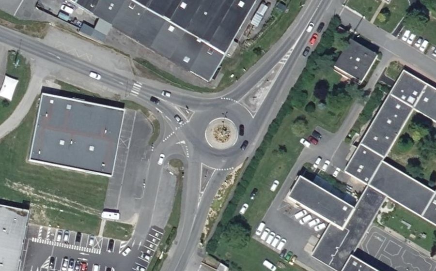 Vue aérienne du Rond-point anonyme n°218257928