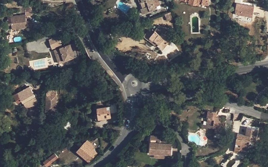 Vue aérienne du Rond-point anonyme n°218391313