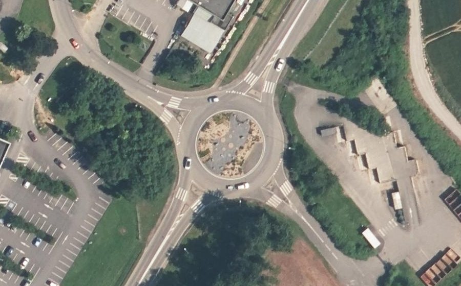 Vue aérienne du Rond-point anonyme n°218481424