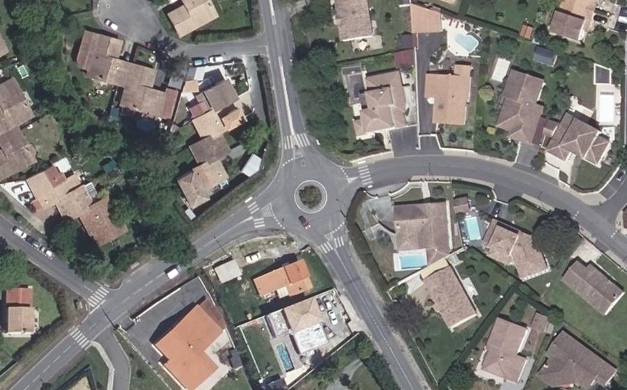 Vue aérienne du Rond-point anonyme n°218505127
