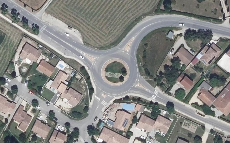 Vue aérienne du Rond-point anonyme n°218530352
