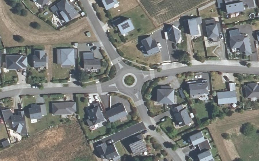 Vue aérienne du Rond-point anonyme n°218560956