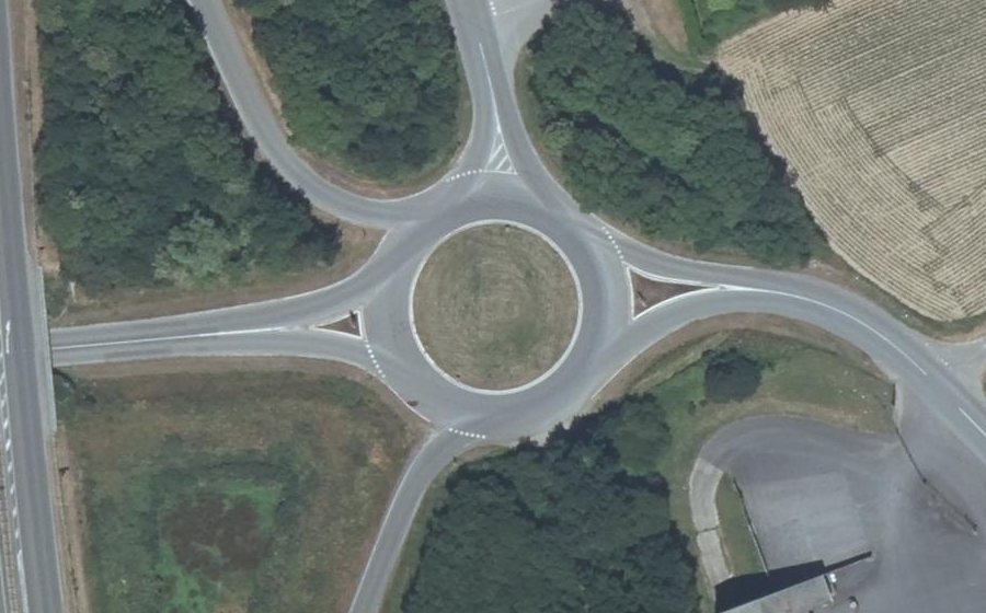 Vue aérienne du Rond-point anonyme n°218623152