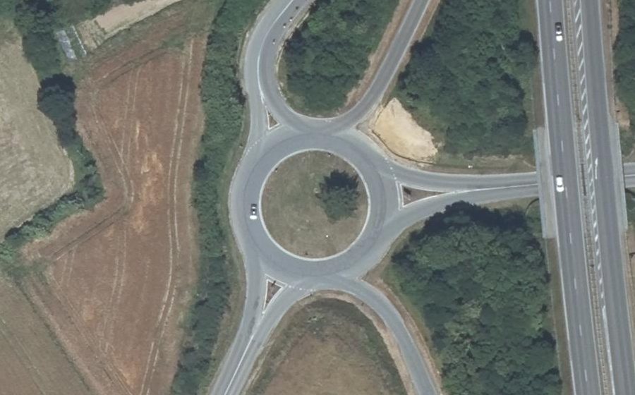 Vue aérienne du Rond-point anonyme n°218623153