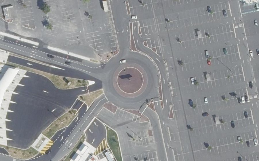 Vue aérienne du Rond-point anonyme n°218714460