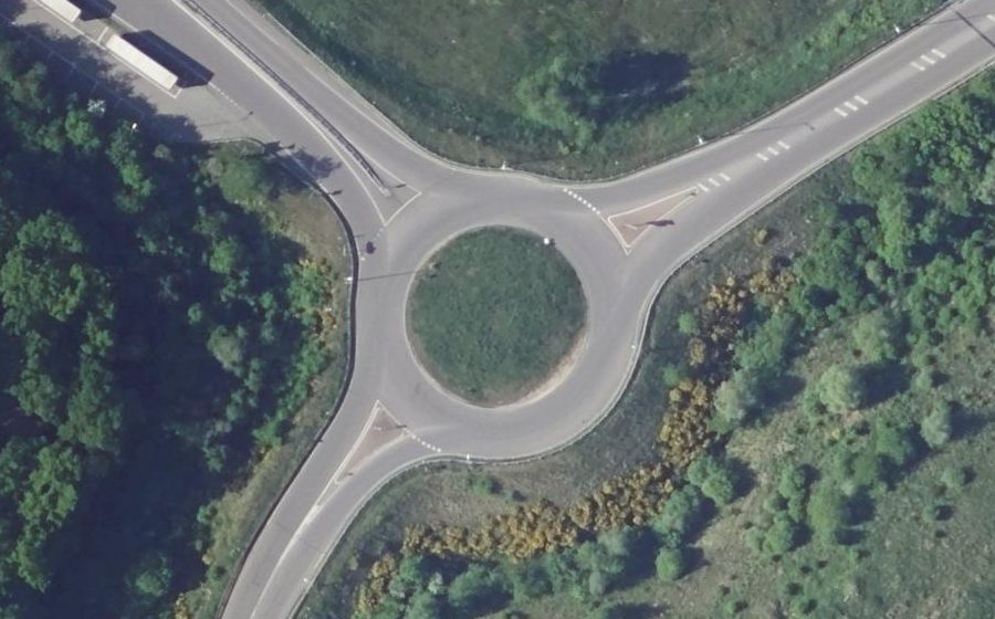 Vue aérienne du Rond-point anonyme n°218754641