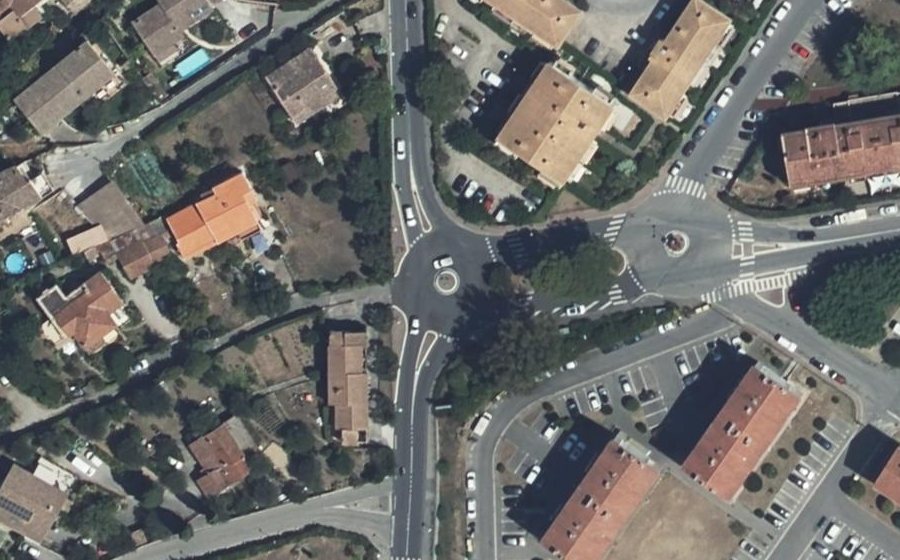 Vue aérienne du Rond-point anonyme n°218762962