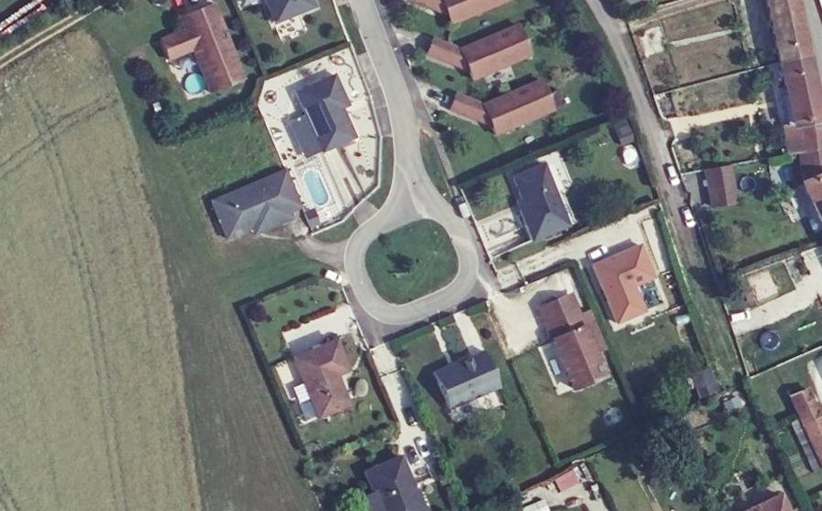 Vue aérienne du Rond-point anonyme n°218856410