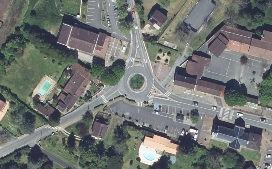 Vue aérienne du Rond-point anonyme n°218857465