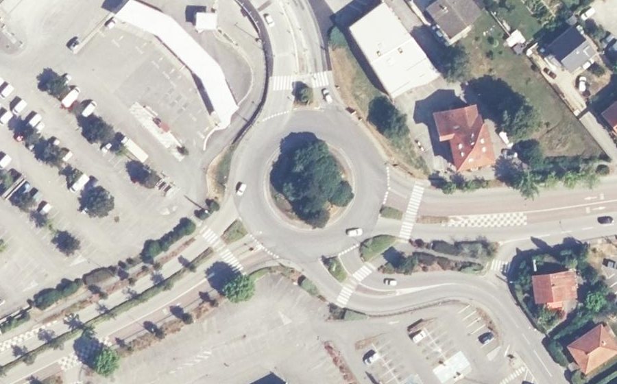 Vue aérienne du Rond-point anonyme n°21885796