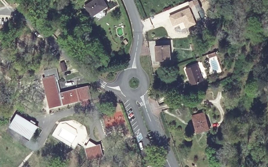 Vue aérienne du Rond-point anonyme n°218858263