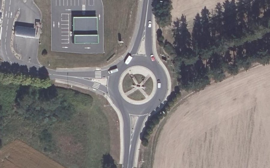 Vue aérienne du Rond-point anonyme n°218865816