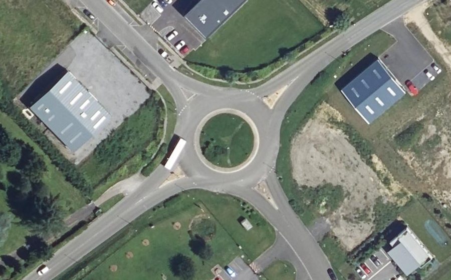 Vue aérienne du Rond-point anonyme n°218905622