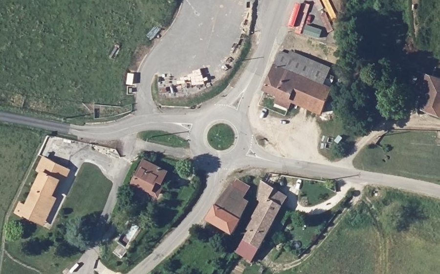 Vue aérienne du Rond-point anonyme n°218909135