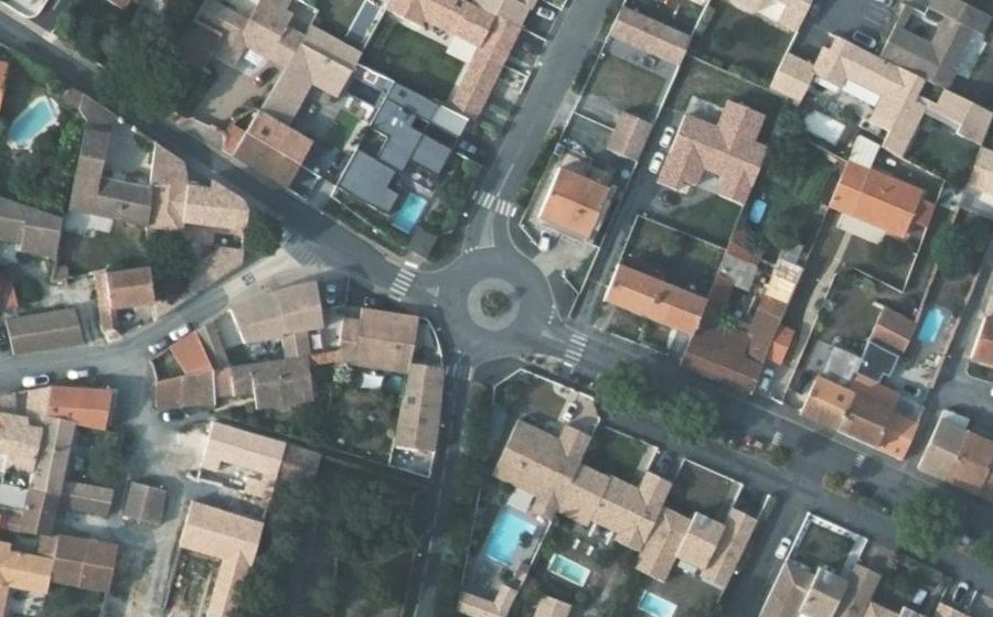 Vue aérienne du Rond-point anonyme n°218982321