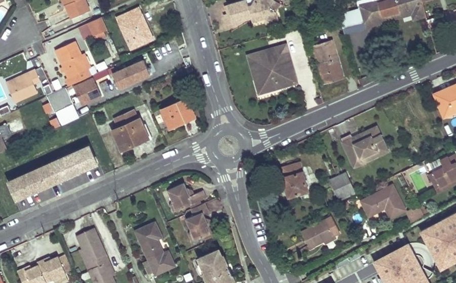 Vue aérienne du Rond-point anonyme n°218997251