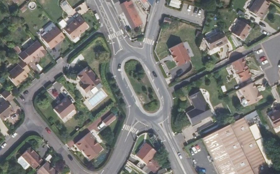Vue aérienne du Rond-point anonyme n°219122556