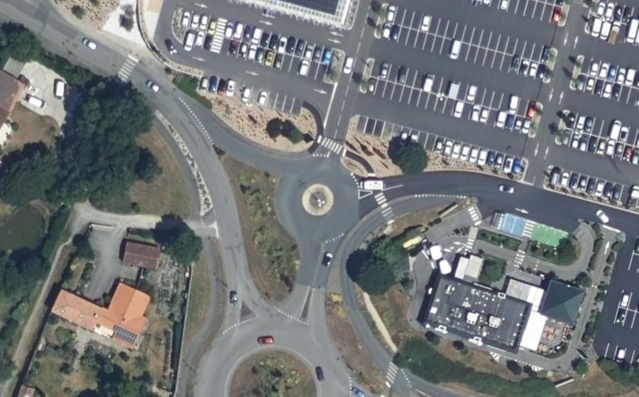 Vue aérienne du Rond-point anonyme n°219127075