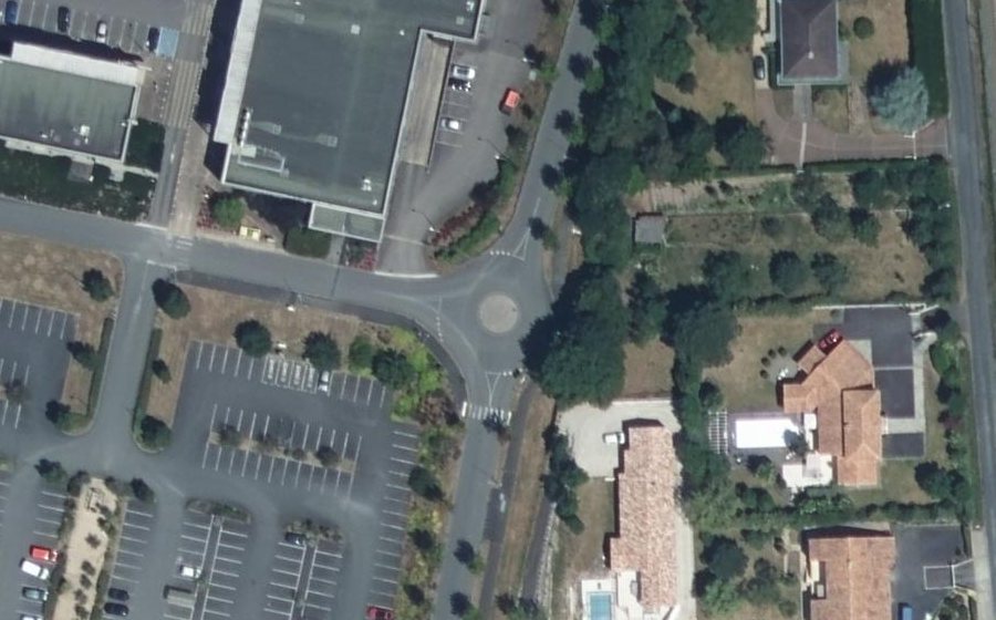 Vue aérienne du Rond-point anonyme n°219133909