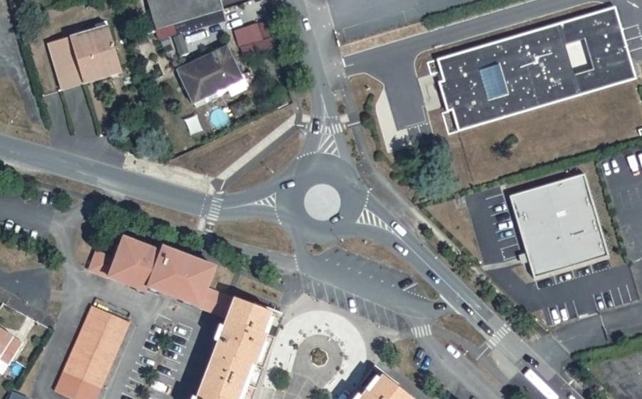Vue aérienne du Rond-point anonyme n°219147715