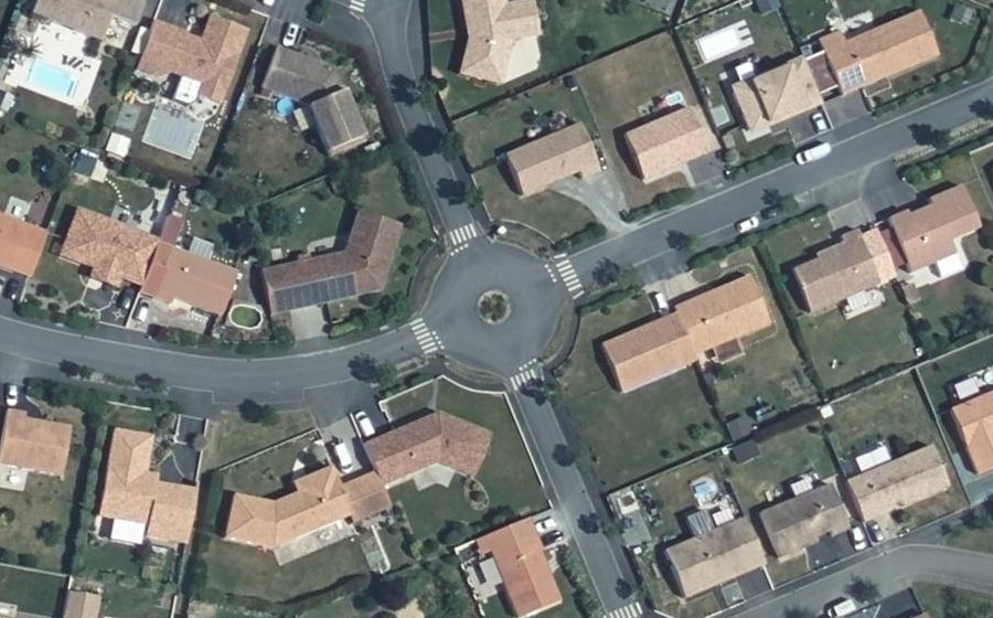 Vue aérienne du Rond-point anonyme n°219154570