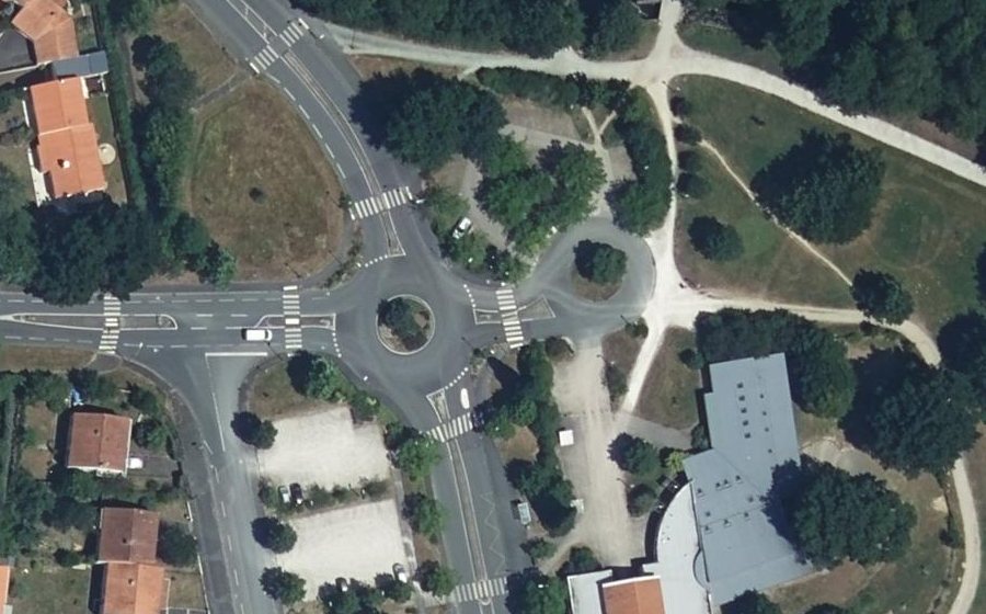 Vue aérienne du Rond-point anonyme n°219273550