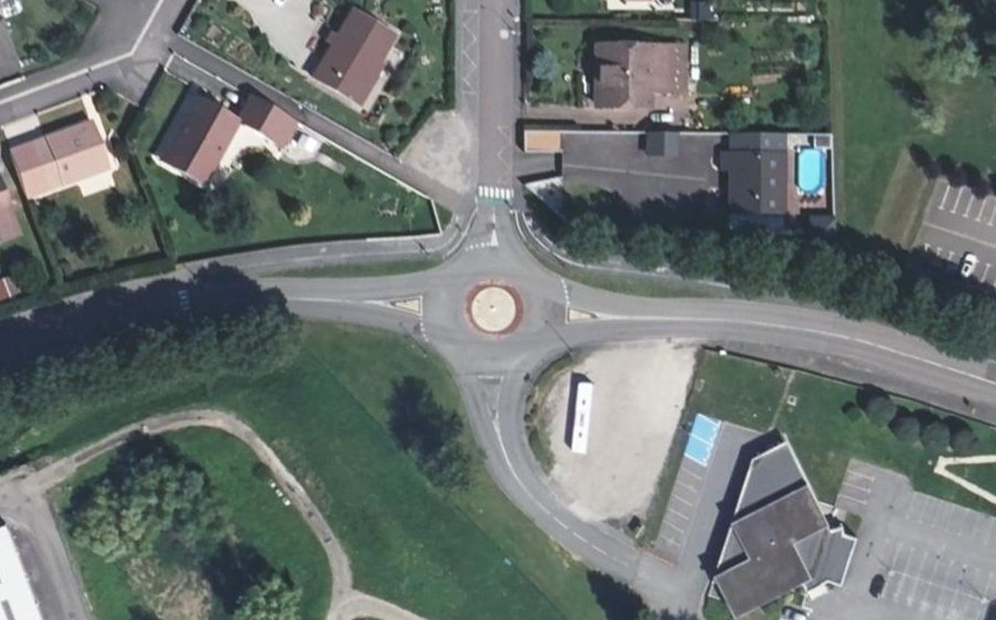 Vue aérienne du Rond-point anonyme n°219295404