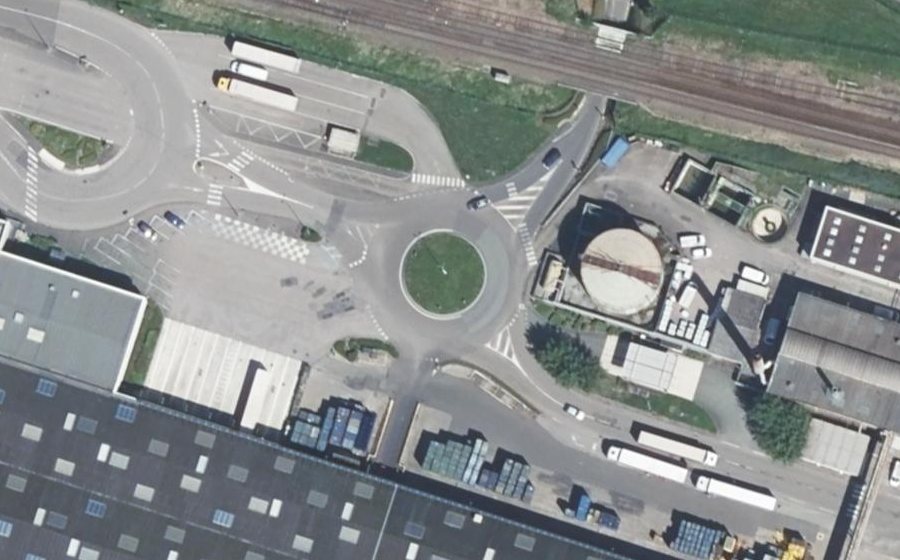 Vue aérienne du Rond-point anonyme n°219295468