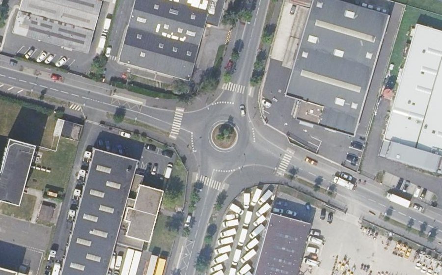 Vue aérienne du Rond-point anonyme n°219303196