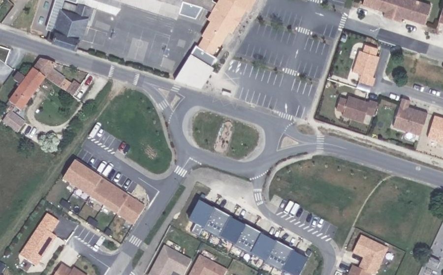 Vue aérienne du Rond-point anonyme n°219319904