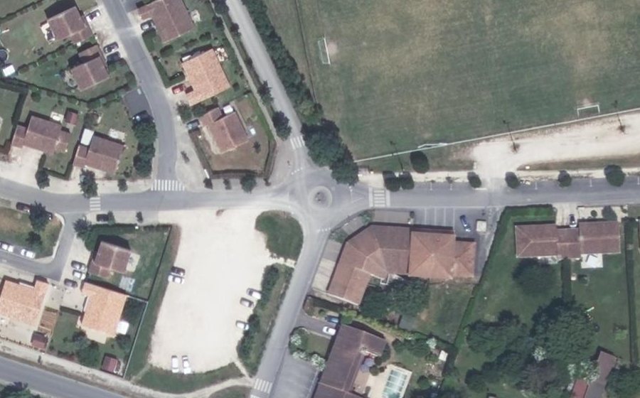 Vue aérienne du Rond-point anonyme n°219319905