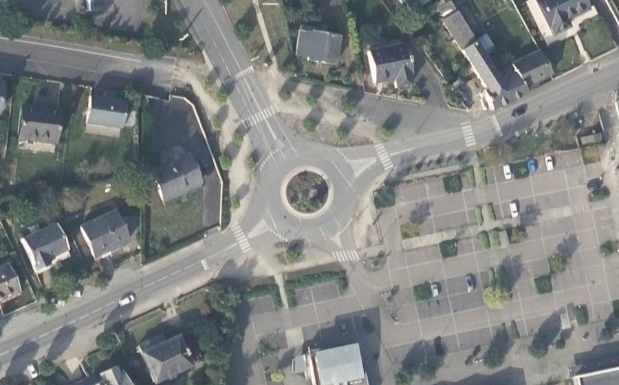 Vue aérienne du Rond-point anonyme n°219330756