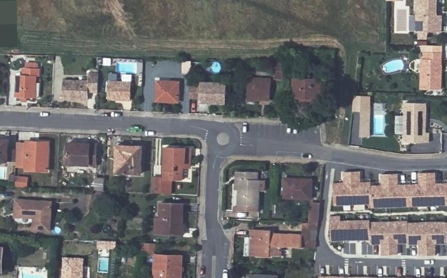 Vue aérienne du Rond-point anonyme n°219372570