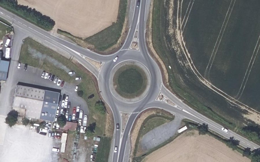 Vue aérienne du Rond-point anonyme n°219374329