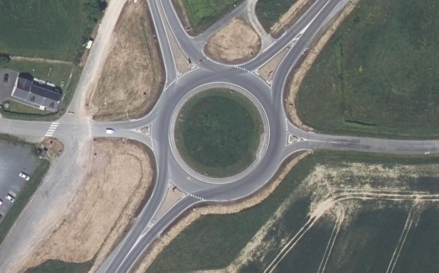 Vue aérienne du Rond-point anonyme n°219374730