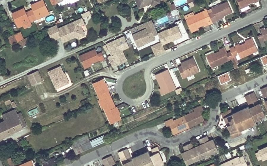 Vue aérienne du Rond-point anonyme n°219393835