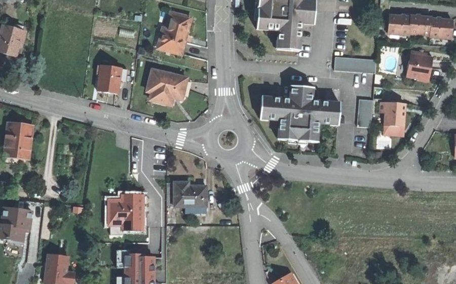 Vue aérienne du Rond-point anonyme n°219403088