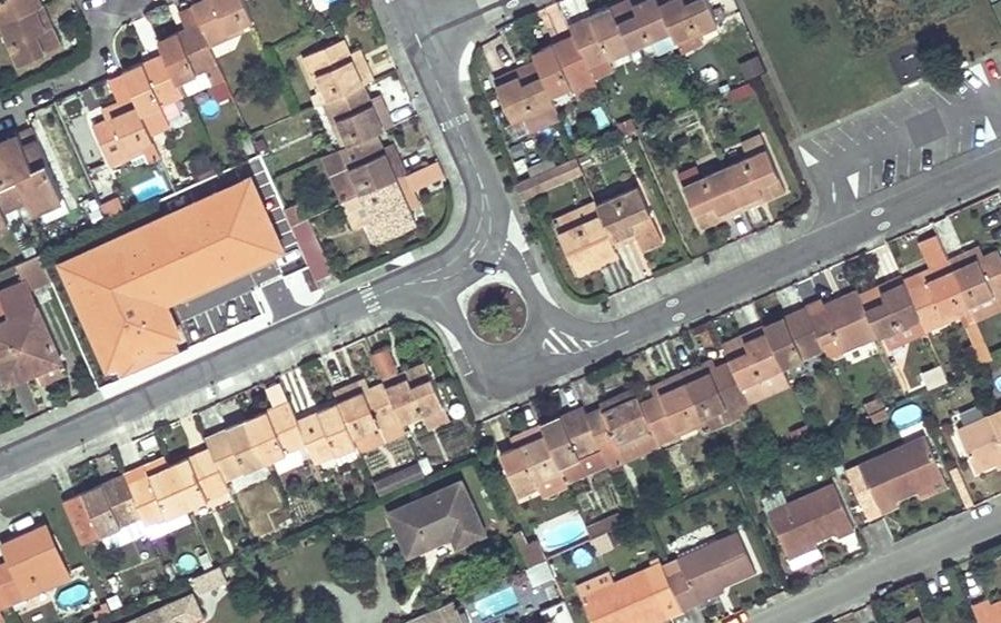 Vue aérienne du Rond-point anonyme n°219408273