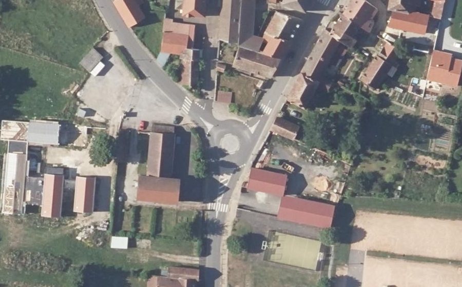 Vue aérienne du Rond-point anonyme n°219414320