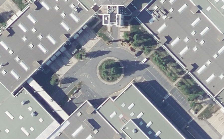Vue aérienne du Rond-point anonyme n°219431638