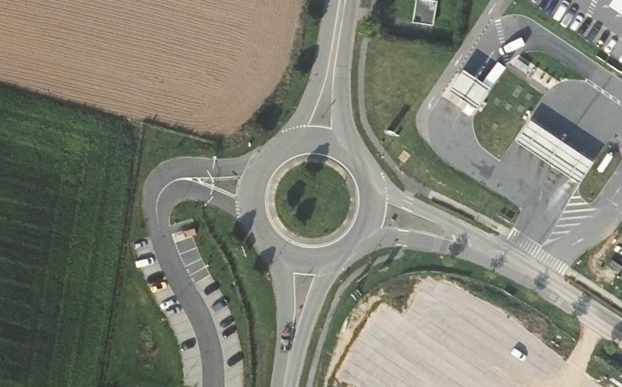 Vue aérienne du Rond-point anonyme n°219442085
