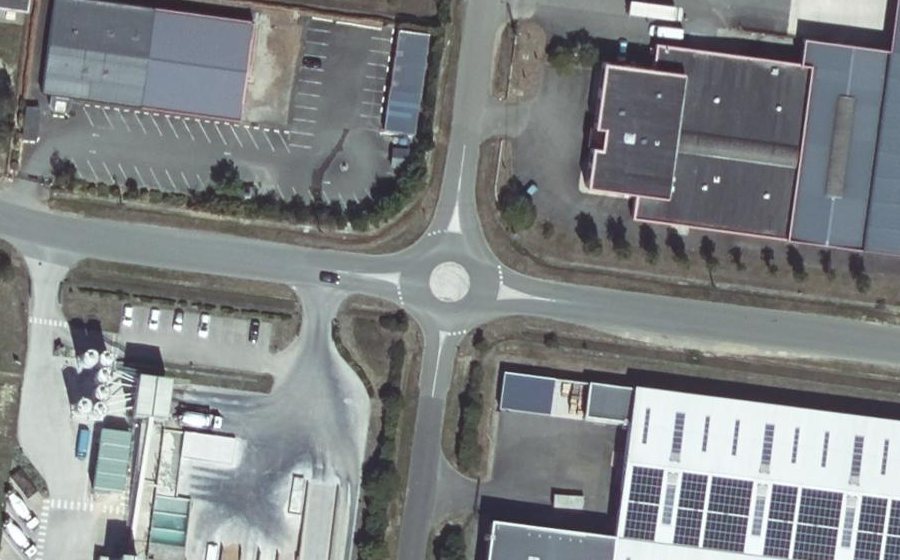 Vue aérienne du Rond-point anonyme n°219451292
